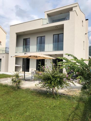 Apartment Tomaš — 4-Star Luxury Hotel in Kastel Luksic, Croatia