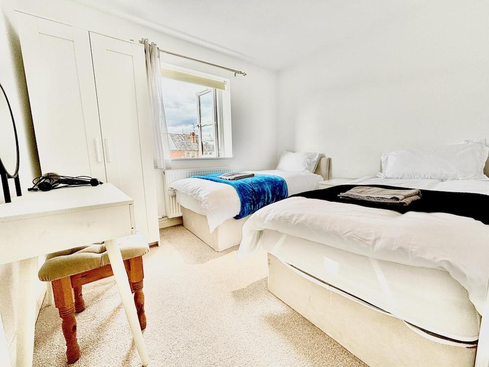 Stunning 3 bed House in the Heartreading