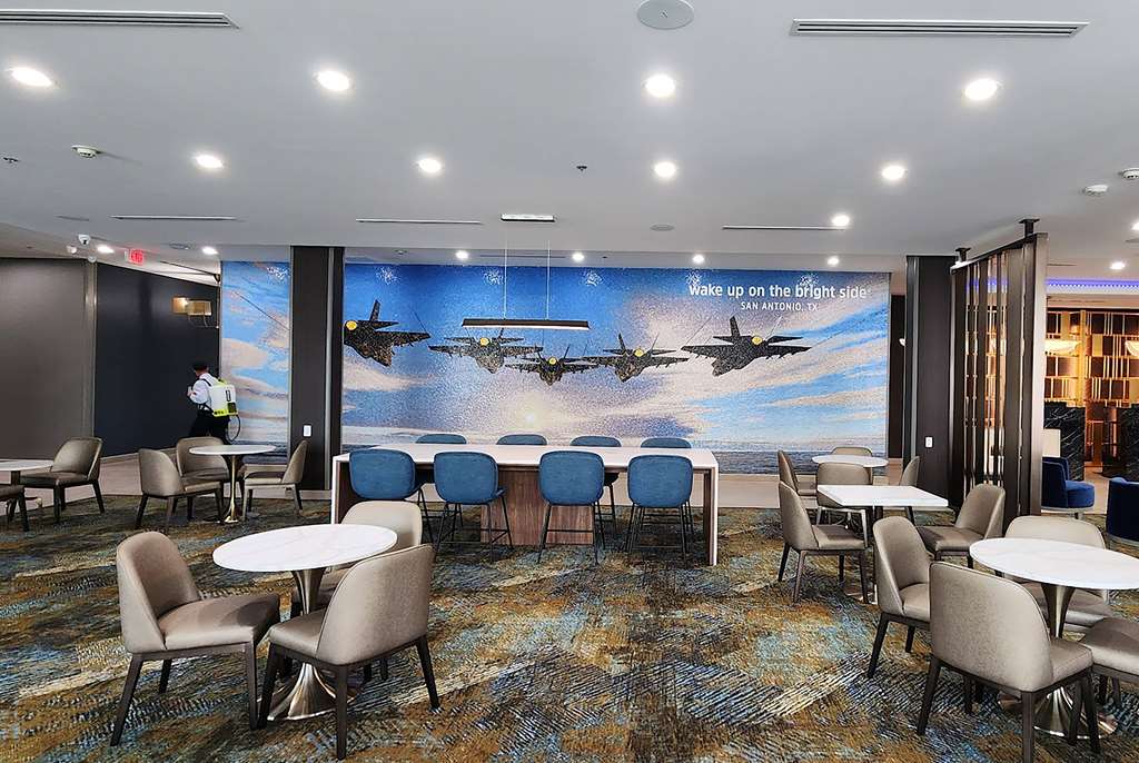 La Quinta Inn & Suites by Wyndham San Antonio at the RIM - photo 9