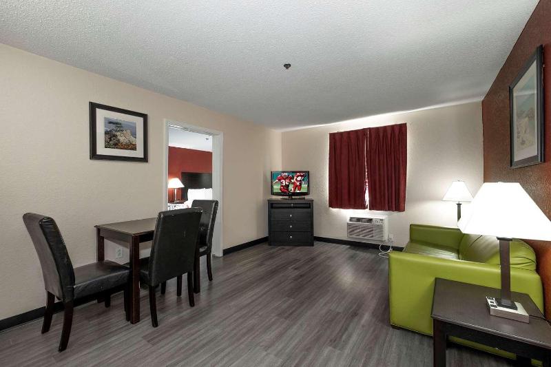 Red Roof Inn & Suites Pensacola NAS Corry - photo 8