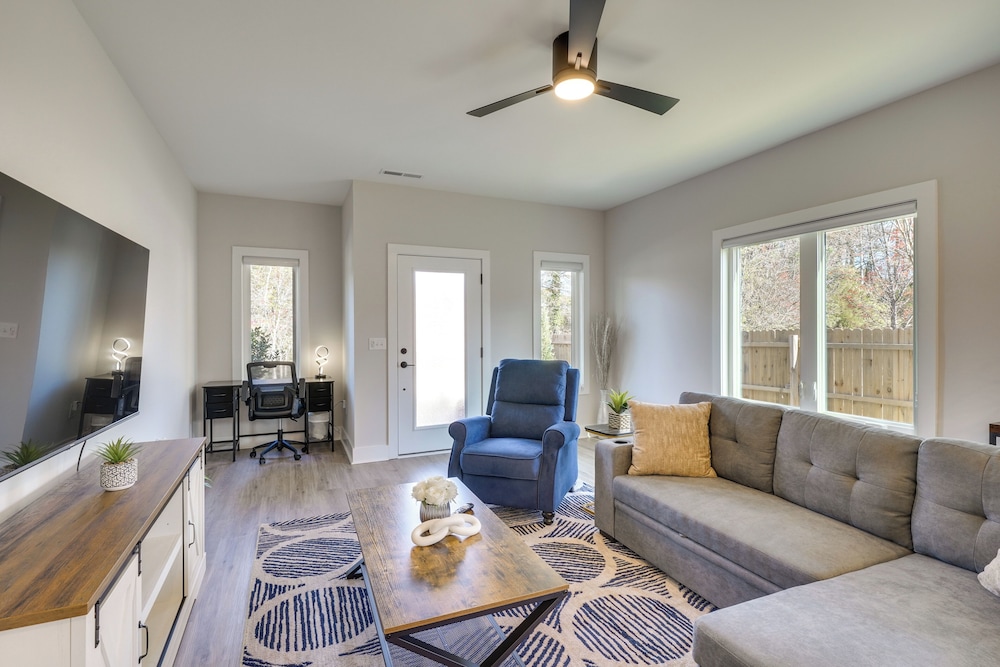 2 Mi to Duke & 3 Mi to Downtown: Durham Townhome — 4-Star Luxury Hotel in Durham, United States