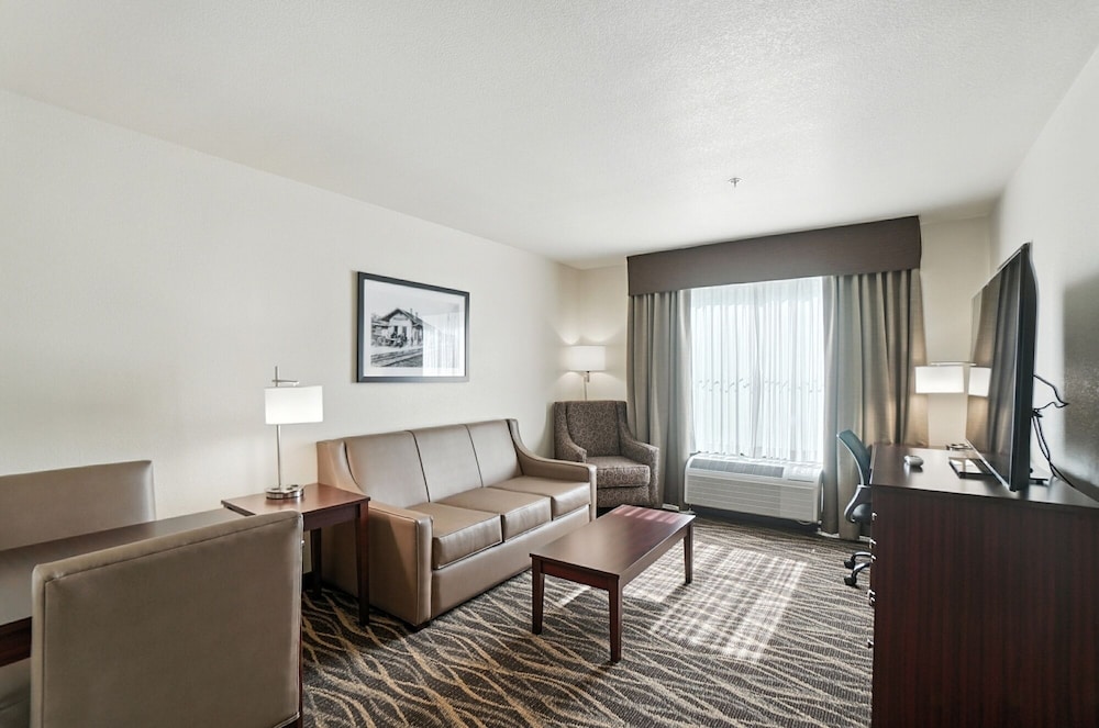 Cobblestone Hotel & Suites Bellefontaine - photo 41