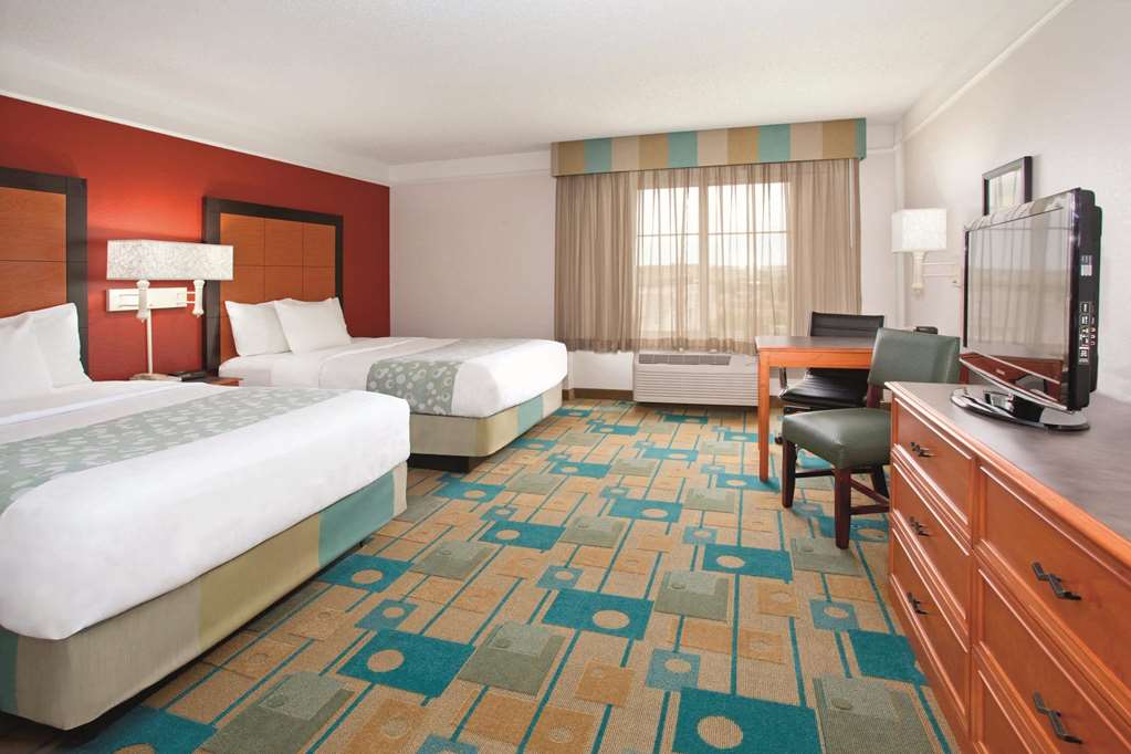 La Quinta Inn & Suites by Wyndham Colorado Springs South AP - photo 24