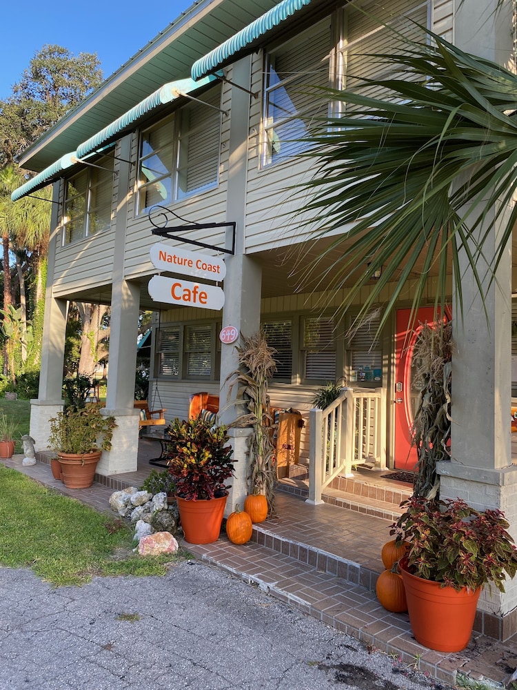 Nature Coast Inn and Cottages - photo 11