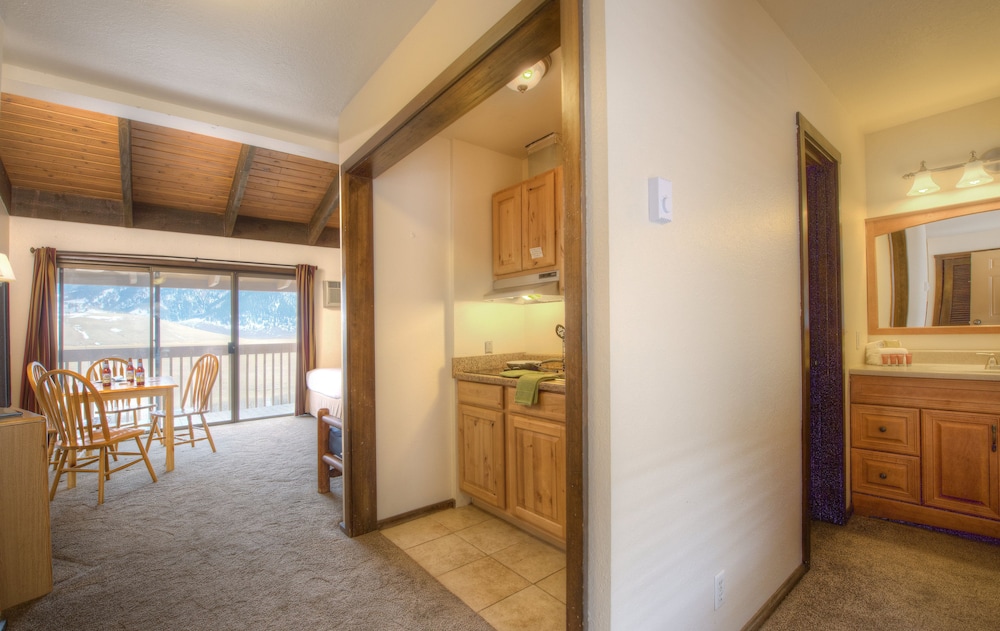 Elk Refuge Inn - photo 11