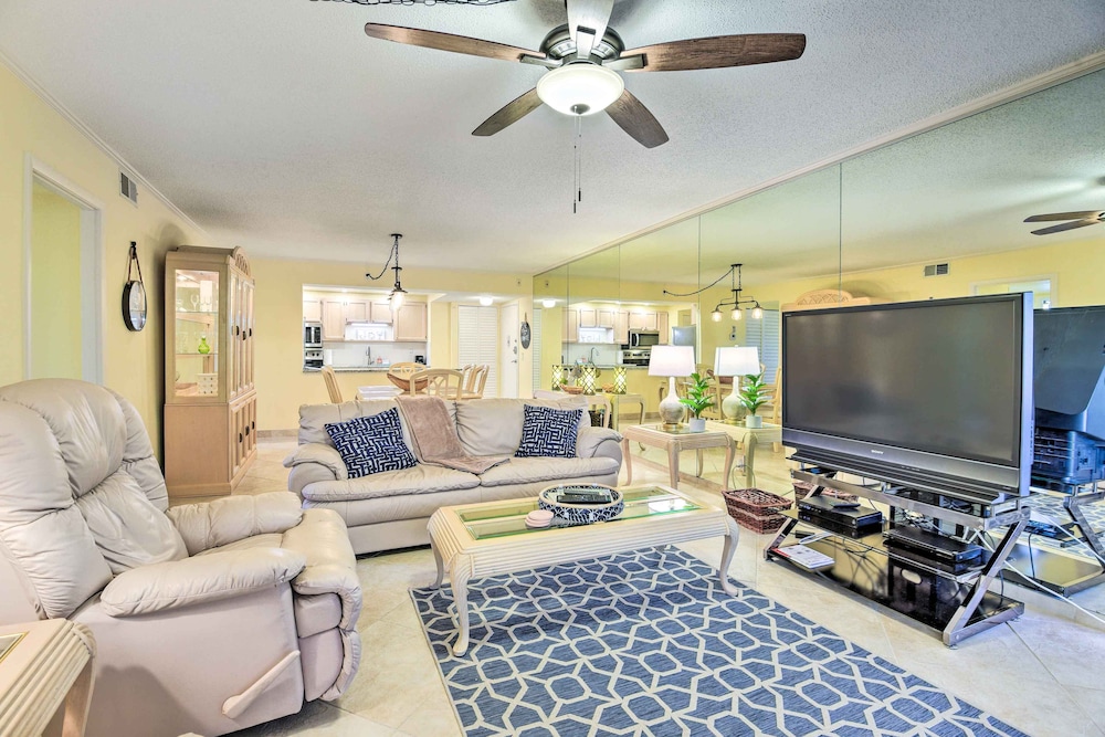 Breezy Siesta Key Condo with Bay Views and Pool — 4-Star Luxury Hotel in Siesta Key, United States