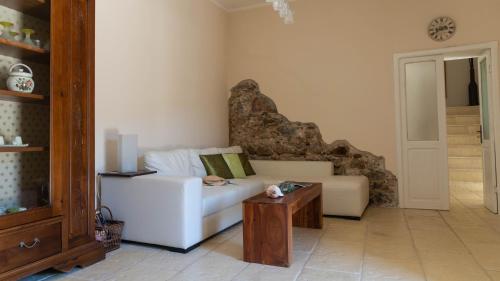 Villa Il Casale Onifai piano terra — 4-Star Luxury Hotel in Onifai, Italy