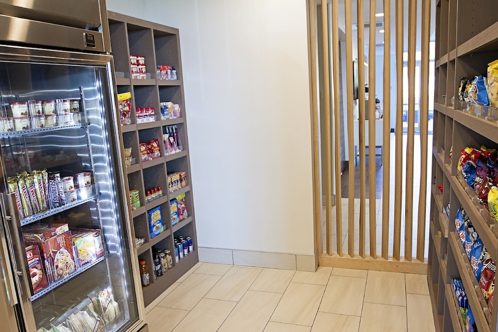 Holiday Inn Express & Suites Greenwood Mall by IHG - photo 32