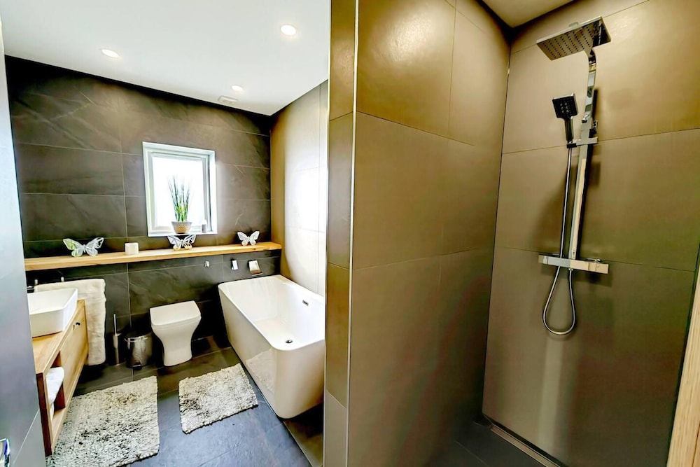 4 Bed Villa Sleeps 8 Private Terrace Free parking — 4-Star Luxury Hotel in St Austell, United Kingdom
