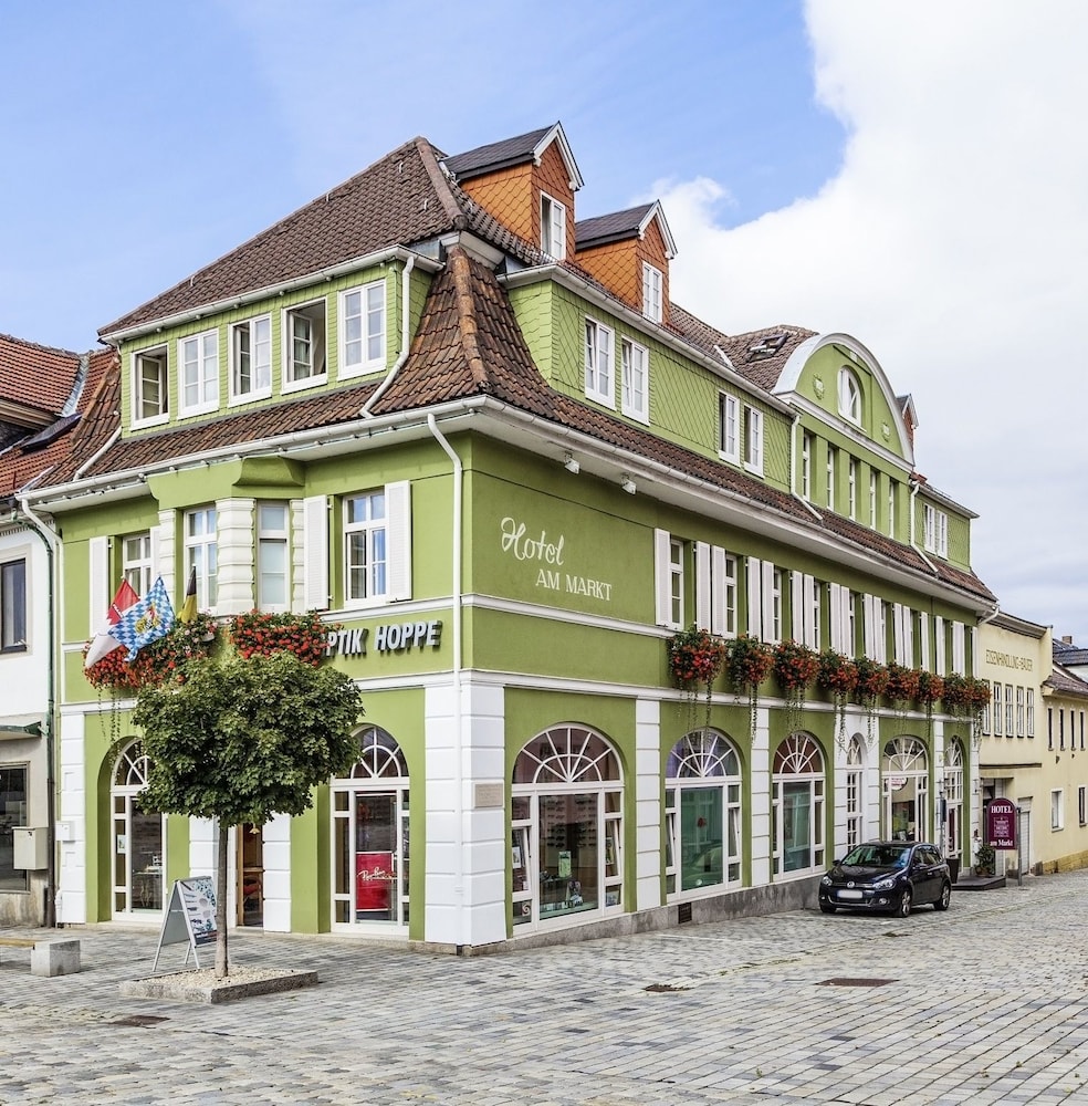 Hotel Garni am Markt Businesshotel Frühstücksbuffet Fahrradabstellplatz Hunde willkommen — hotel in Neustadt Bei Coburg