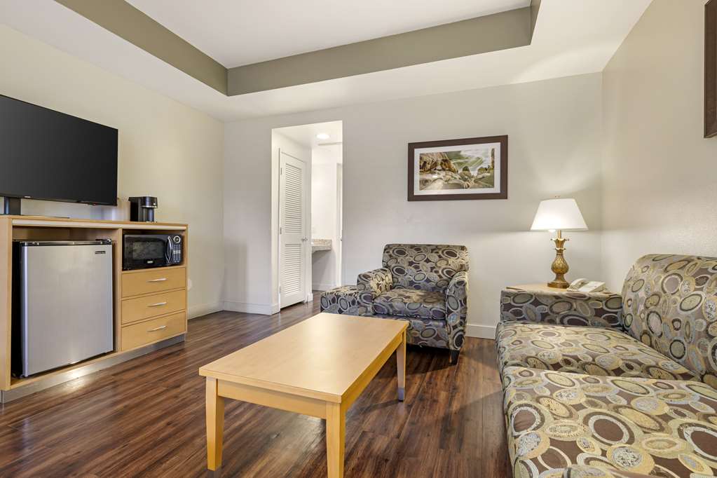 Best Western Plus Palm Desert Resort - photo 37