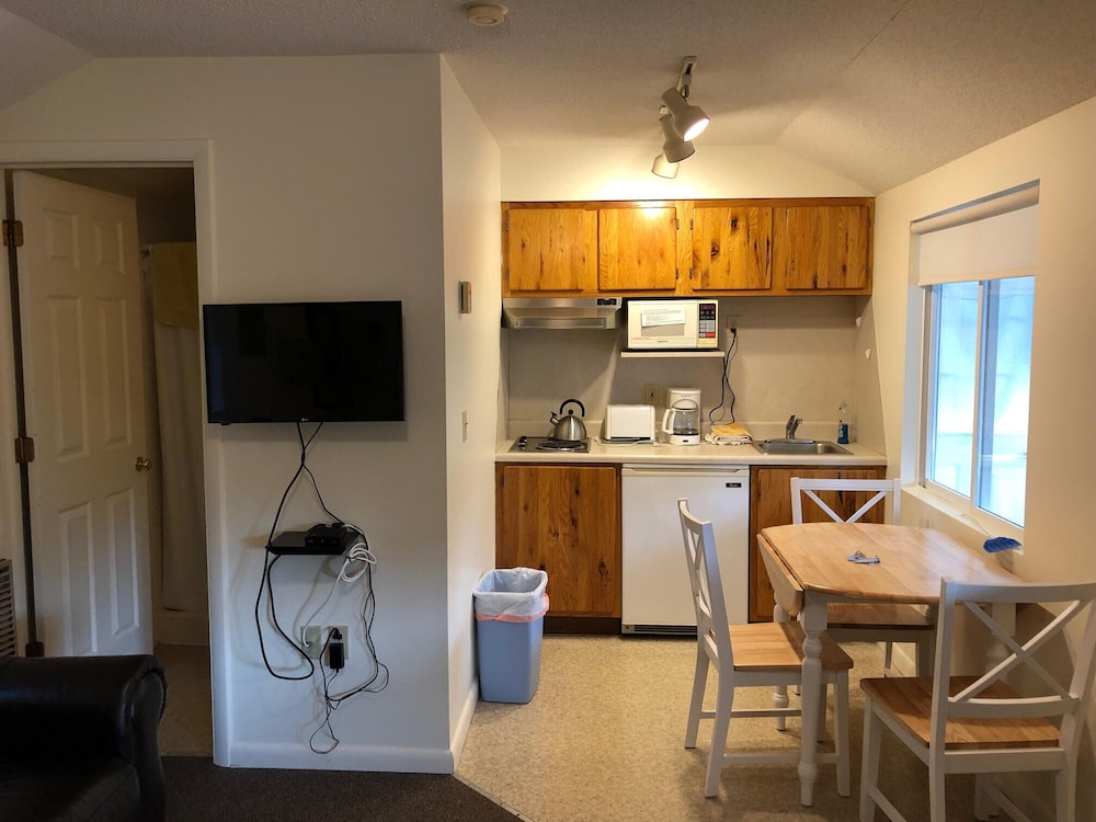 West Winds Motel & Cottages - photo 76