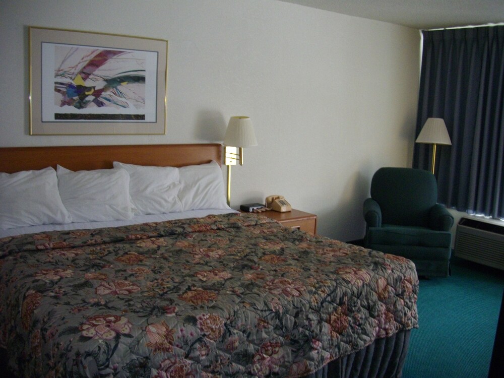Macomb Inn - photo 5