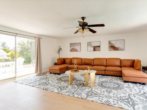 Charming 5 Bedroom Granada Hills House with Pool — 4-Star Luxury Hotel in Los Angeles, United States