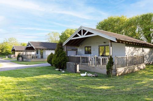 Kingfisher Lodge Redlake Farm Nr Glastonbury — 4-Star Luxury Hotel in Somerton, United Kingdom
