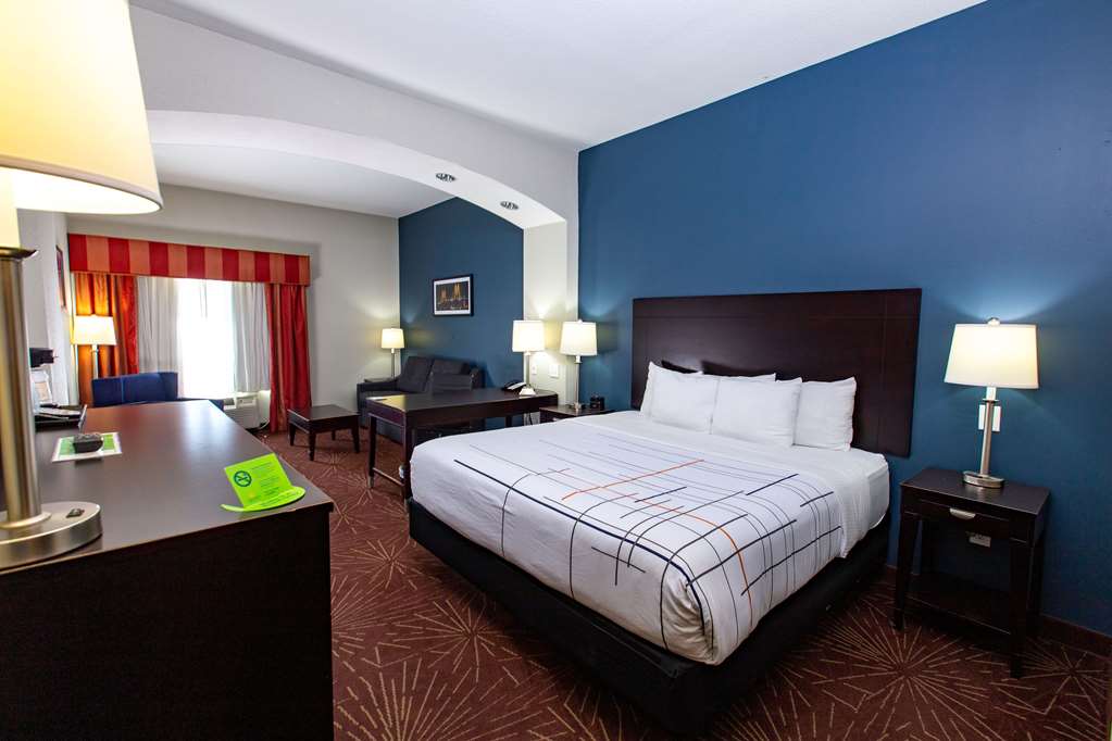 La Quinta Inn & Suites by Wyndham Houston East at Normandy - photo 28