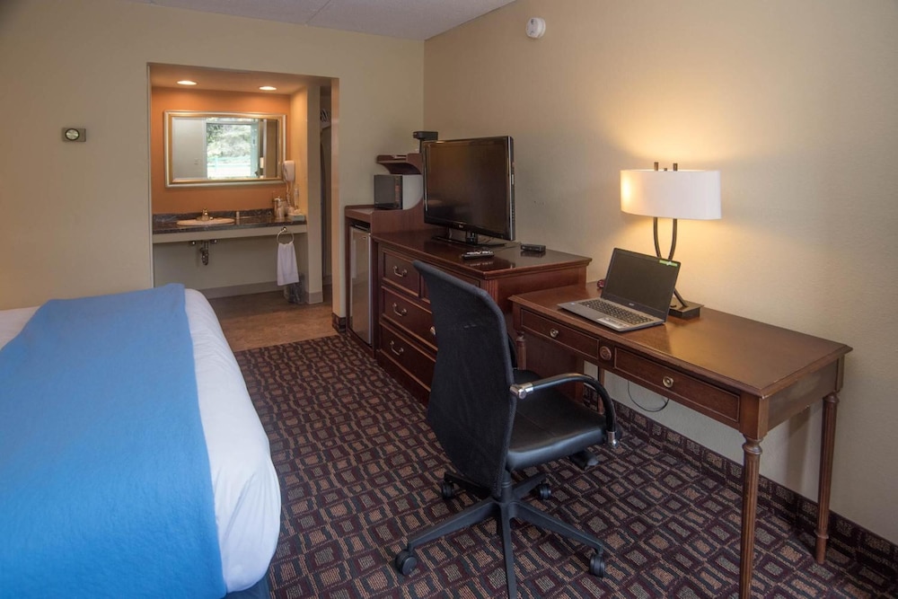 Colonnade Inn - photo 18