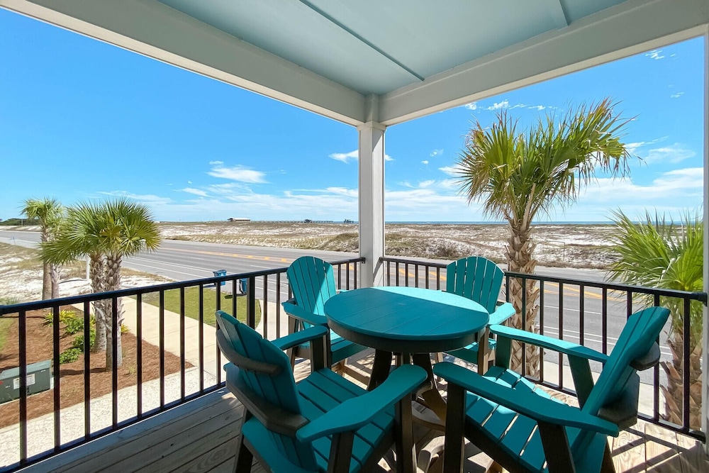 New Coastal Cottage w Gulf View Shared Pool — 4-Star Luxury Hotel in Gulf Shores, United States