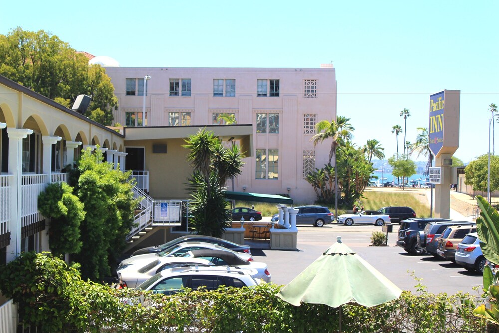Pacific Inn and Suites - photo 30