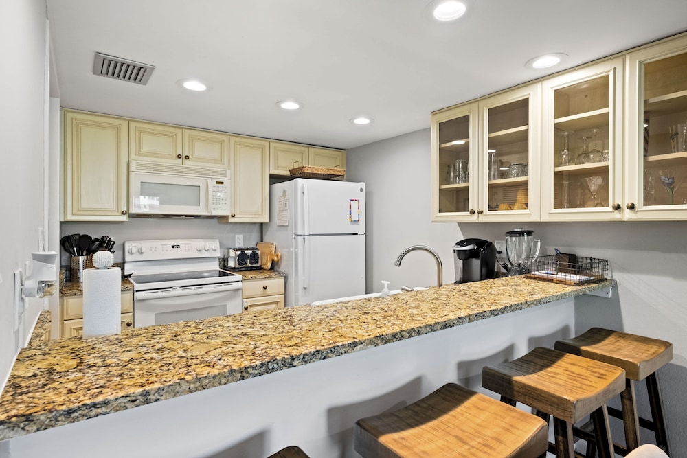 Relax By Pool Harbour Town Resort Condo — 4-Star Luxury Hotel in Hilton Head Island, United States