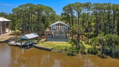 Cove bay front with dock - last minute hotel in Unknown City