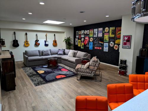 Groovy Retro Music Lovers Mid Mod Experience Downtown Prime — 4-Star Luxury Hotel in Saint Peter, United States