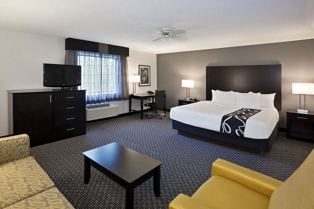 La Quinta Inn & Suites by Wyndham Cleveland Macedonia - photo 15