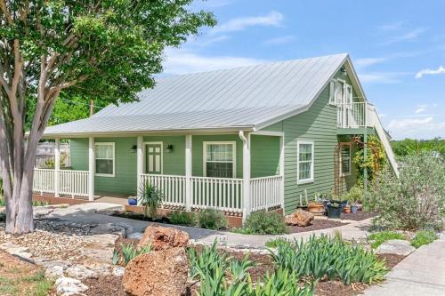 Howdy Haus Pool Hot Tub Game Room & Glam Room — 4-Star Luxury Hotel in Fredericksburg, United States