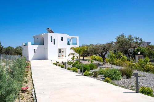 Villa Laura — 4-Star Luxury Hotel in Afantou, Greece