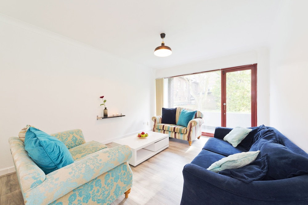 your place Ballsbridge Court — 4-Star Luxury Hotel in Dublin, Republic of Ireland