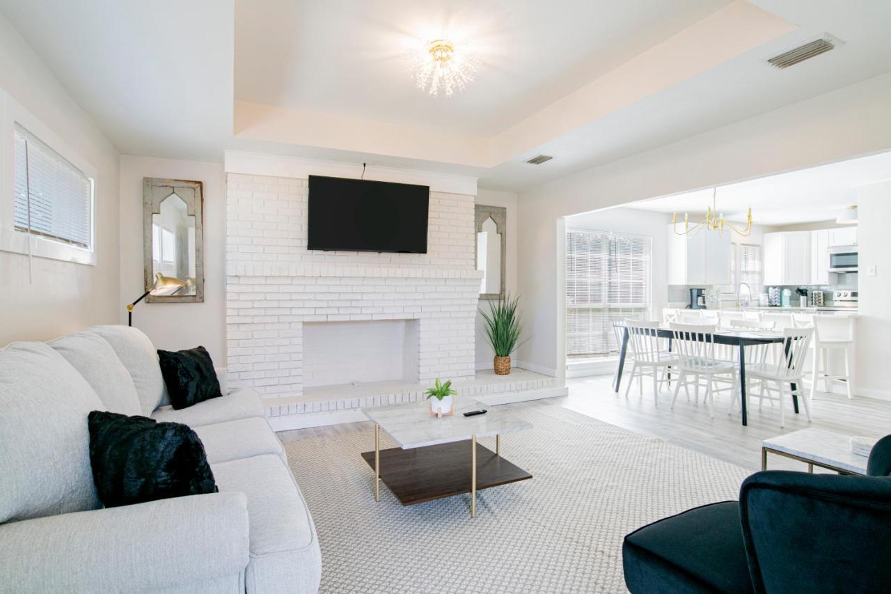 House in Mobile Newly Renovated Quiet & Centrally Located — 4-Star Luxury Hotel in Mobile, United States
