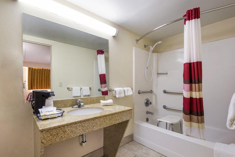 Red Roof Inn Shelbyville - photo 18