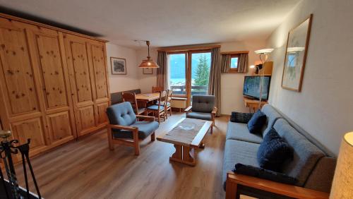 Chesa Bellaval Haus Chamuotsch 3 1 2 Zimmerwohnung — 4-Star Luxury Hotel in Silvaplana, Switzerland
