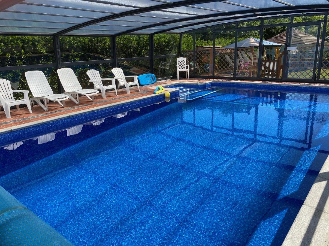 Simply the best 4 min walk to Beach Pubs Restaurants Shops Htd Pool Hottub Games rm 1 acre Garden BBQ's Coast to Coast cycle path Beautiful Bassets acre Only six 1 3 bedroom SUPERB apartments Free Parking and WIFI — 4-Star Luxury Hotel in Camborne, United Kingdom