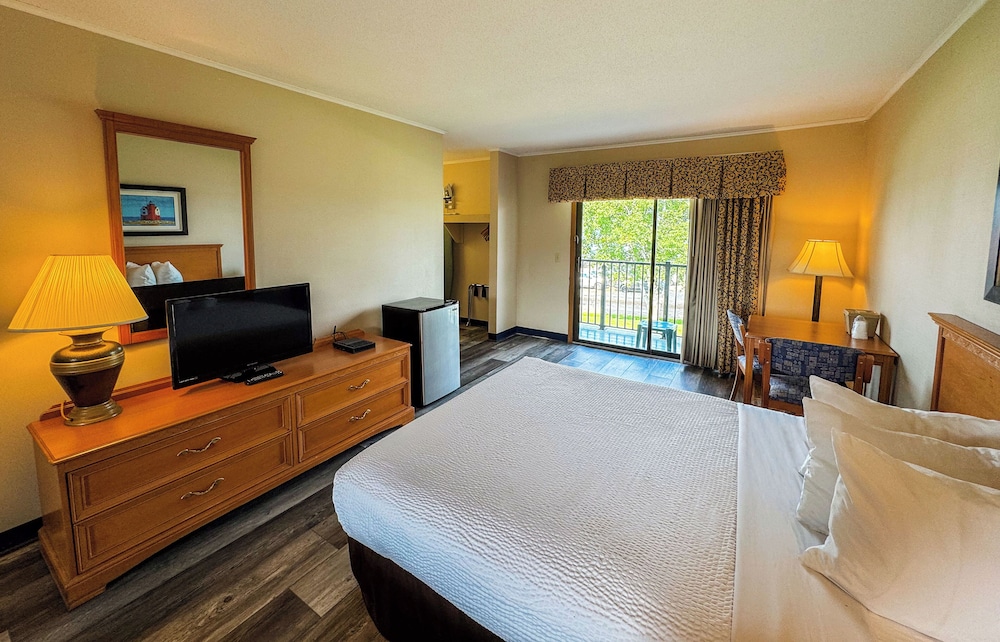 Days Inn by Wyndham Mackinaw City Lakeview - photo 14