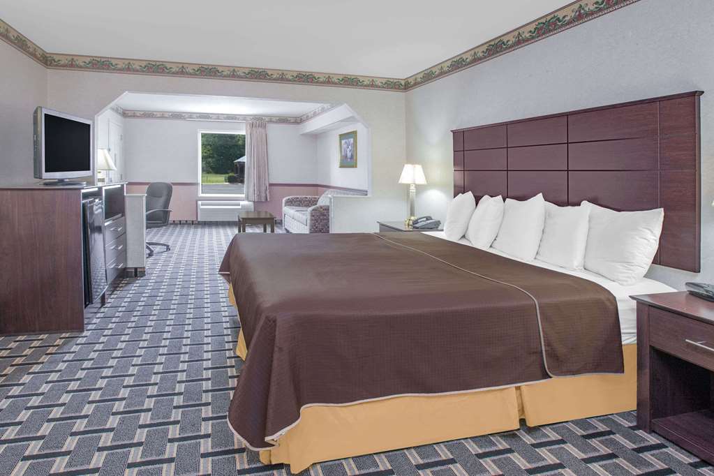 Days Inn & Suites by Wyndham Pine Bluff - photo 7