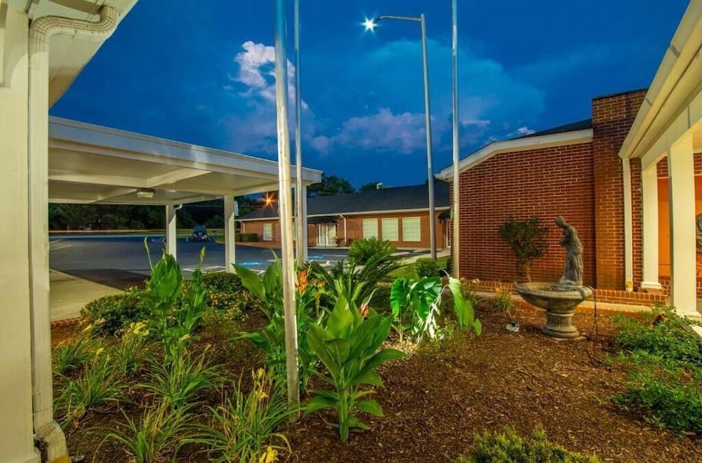 Winton Inn & Suites - photo 11