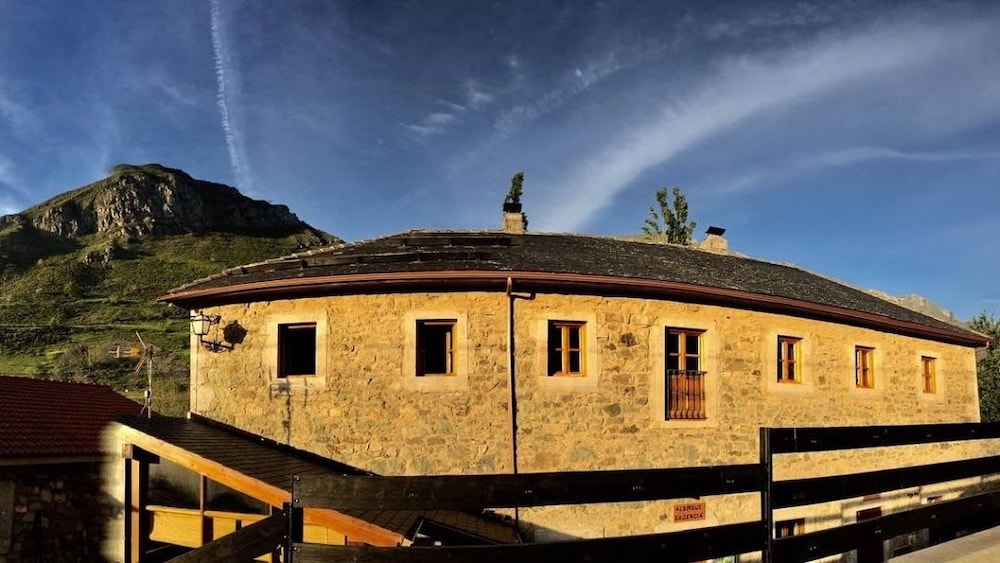 Albergue De Saliencia — Pola De Somiedo