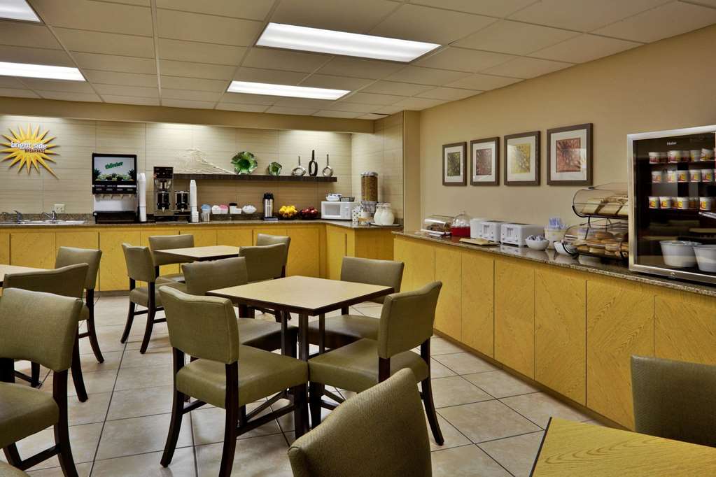 La Quinta Inn & Suites by Wyndham St. Pete Clearwater Airpt - photo 55