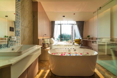 Koh Talu On Shore Hotel Resort — Bang Saphan