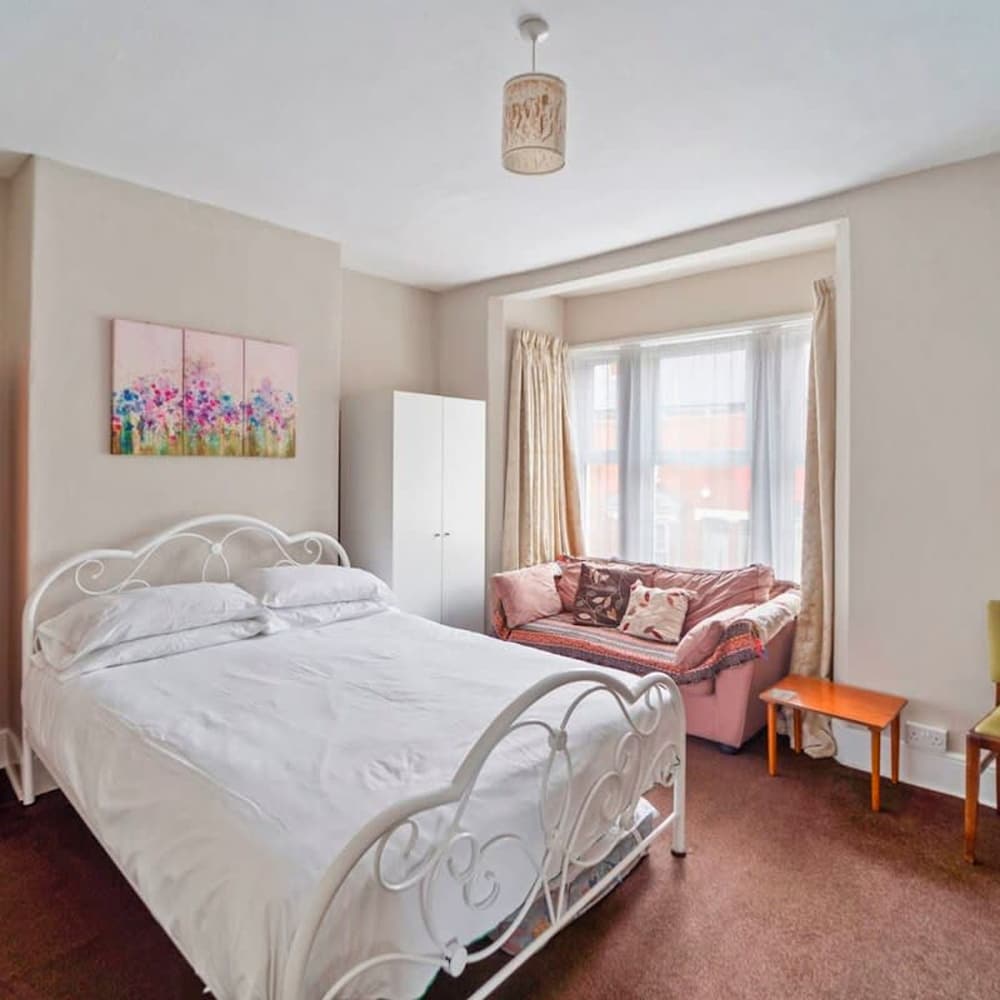 4 Bed Homely Retreat Wolverhampton in Wolverhampton, United Kingdom