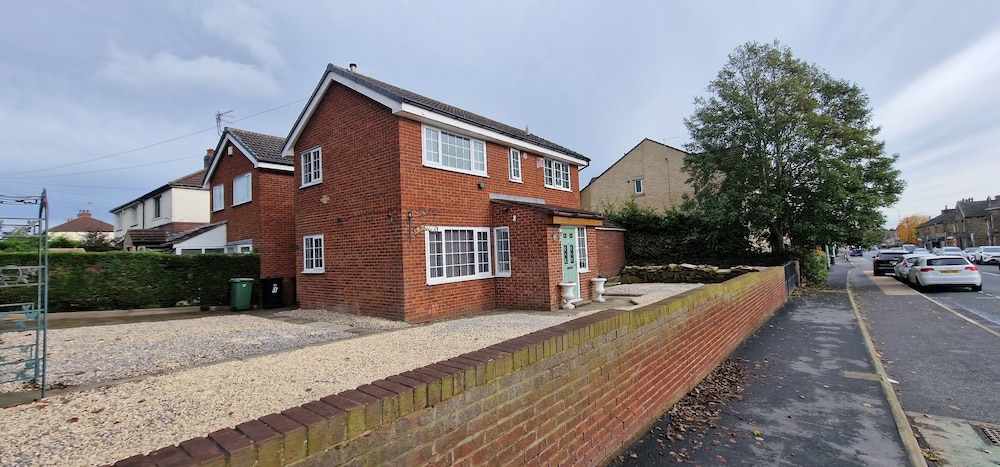 Summerville Manor Luxury Residency With Drive — hotel near Leeds Bradford Airport