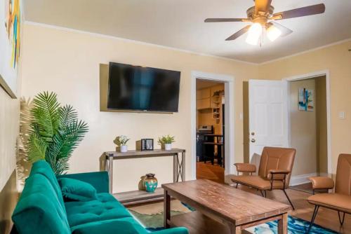 Exquisite Rogers Park 1 bedroom 1 bath Apartment Near Evanston — 4-Star Luxury Hotel in Chicago, United States