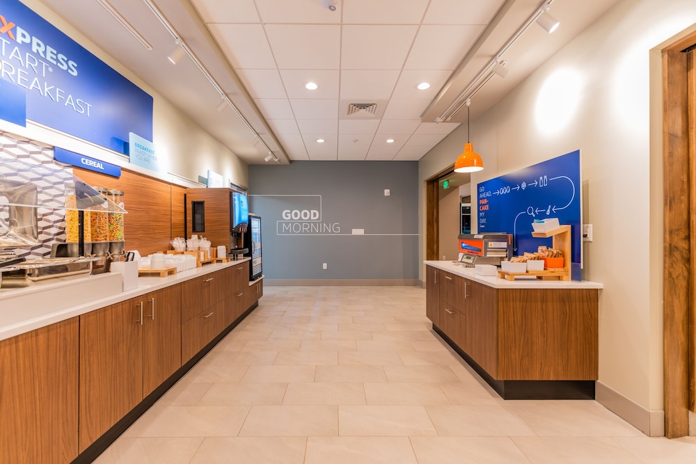 Holiday Inn Express & Suites Charlottesville by IHG - photo 92