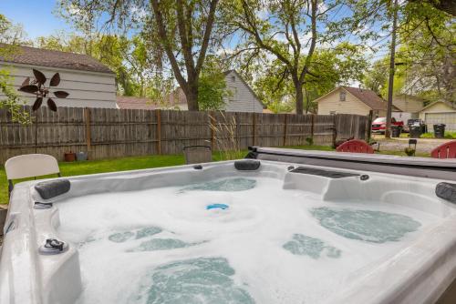 Bo's Rusty Relic Central Billings near park hospital shared hot tub sauna — 4-Star Luxury Hotel in Billings, United States