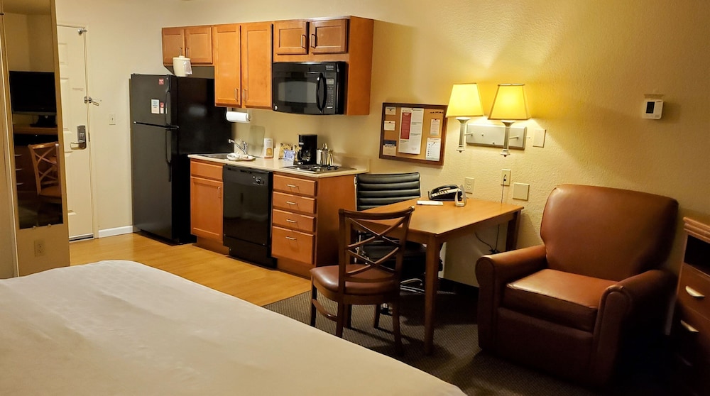 Candlewood Suites Fayetteville University of Arkansas an IHG Hotel - photo 4