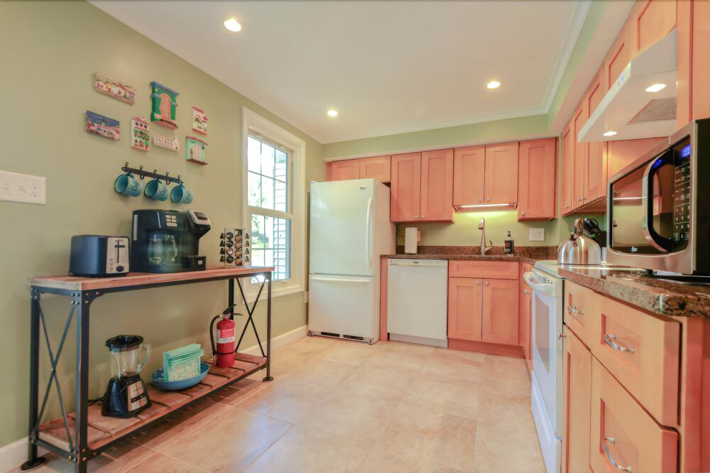 NEW 3 story Townhome Private Self checkin Quiet. - photo 2