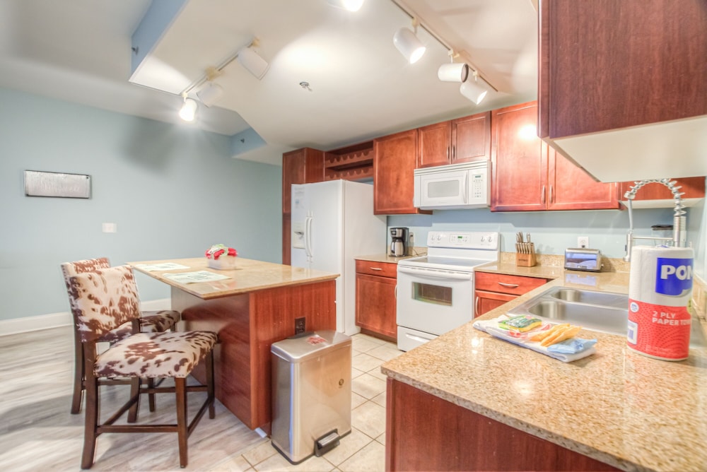 Laketown Wharf Resort by Aneliya's Rentals - photo 347