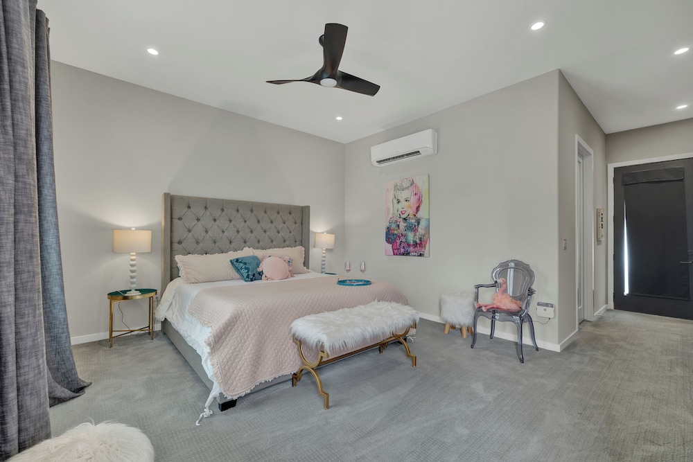 The Bentley Hotel Marilyn Monroe Room Hill Country View in Johnson, United States