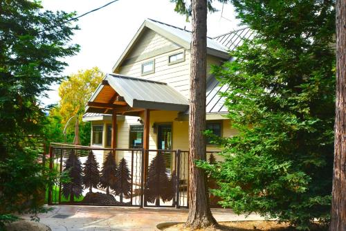 Deer Lodge #1 Lake front — 4-Star Luxury Hotel in Bass Lake, United States